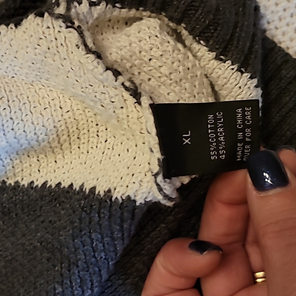 Sweater - Picture 4 of 4